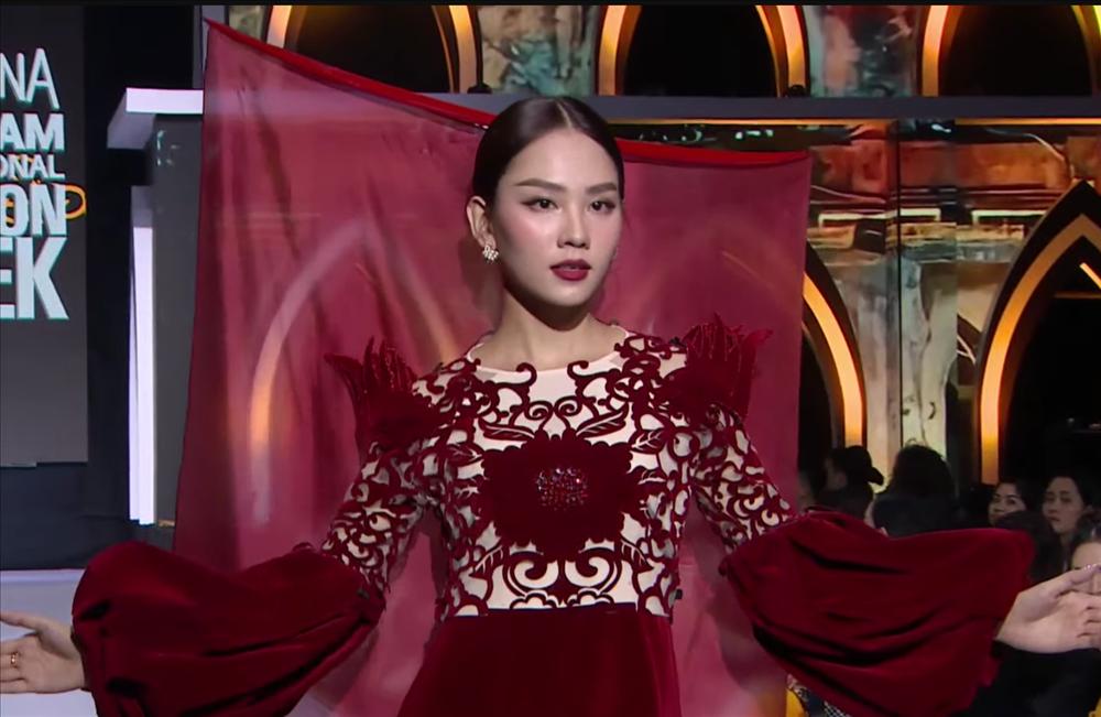 Lương Thùy Linh, Mai Phương mặc áo dài với phụ kiện khổng lồ-1