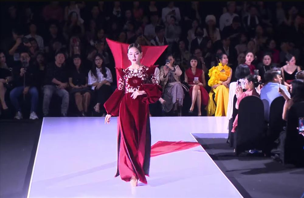 Lương Thùy Linh, Mai Phương mặc áo dài với phụ kiện khổng lồ-2