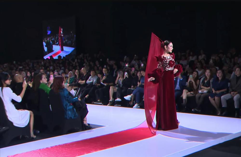 Lương Thùy Linh, Mai Phương mặc áo dài với phụ kiện khổng lồ-3