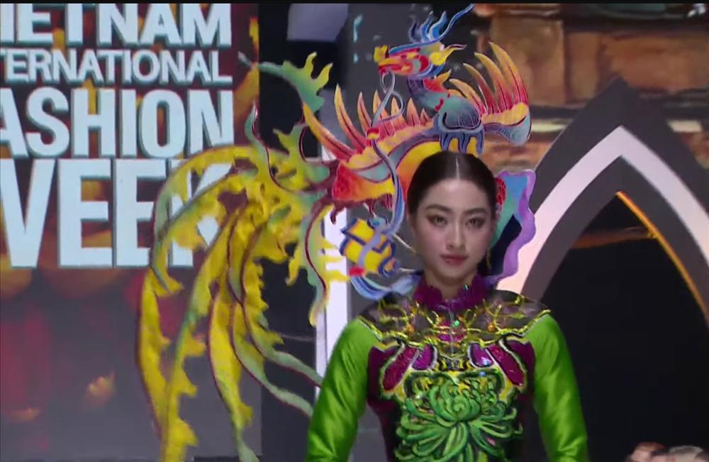 Lương Thùy Linh, Mai Phương mặc áo dài với phụ kiện khổng lồ-6