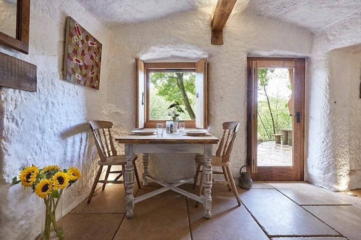 ‘Bỏ phố về rừng’, người đàn ông chi tiền tỷ mua hang đá xây nên căn nhà có 1-0-2-5