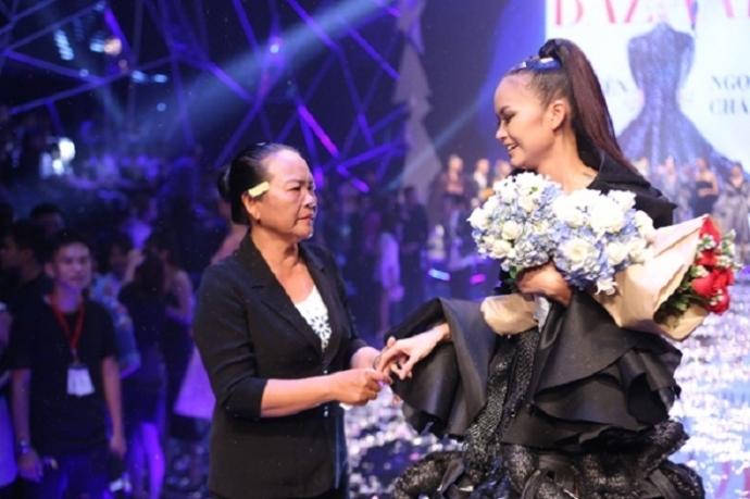 Ngọc Châu biến áo của mẹ thành đầm dạ hội-8