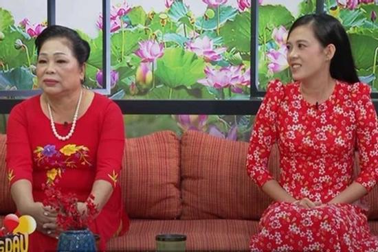 'Làm dâu cả xóm', cô gái nghẹn ngào thấy mẹ chồng vừa khóc vừa nấu cơm