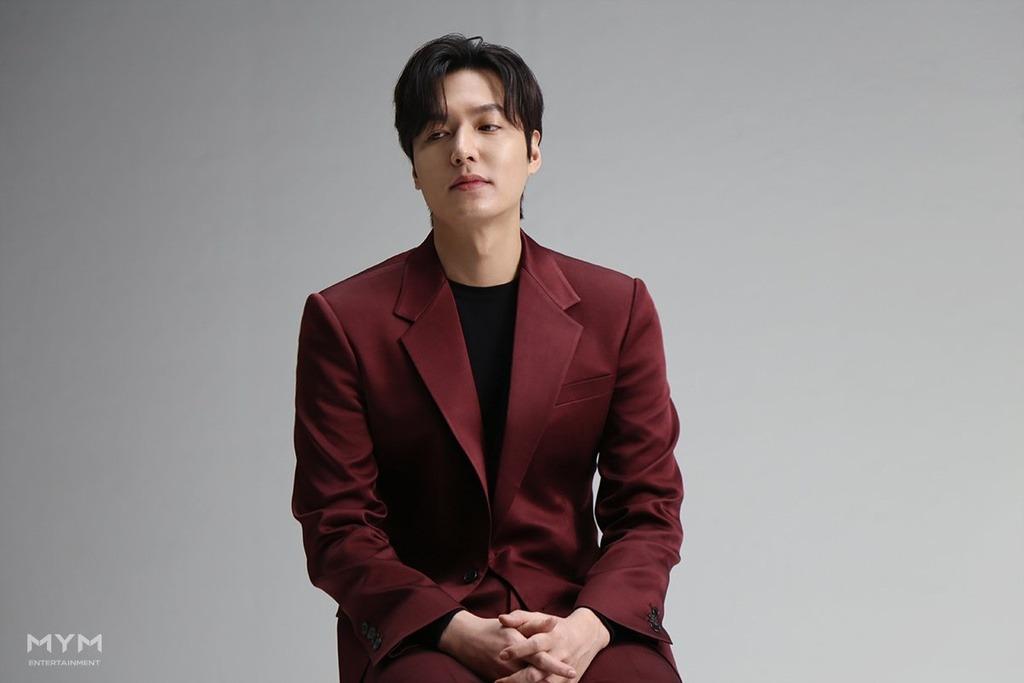 Trong Ask The Stars, Lee Min Ho đảm nhận vai nam chính bác sĩ phụ khoa có tinh thần trách nhiệm cao Gong Ryong. Anh chi số tiền khổng lồ để được du hành vào vũ trụ với tư cách là khách du lịch. Trong khi đó, Gong Hyo Jin hóa thân vào vai cơ trưởng, phi hành gia người Mỹ gốc Hàn Eve Kim – người có tính cách cầu toàn và không tha thứ cho bất kỳ sai lầm nào.