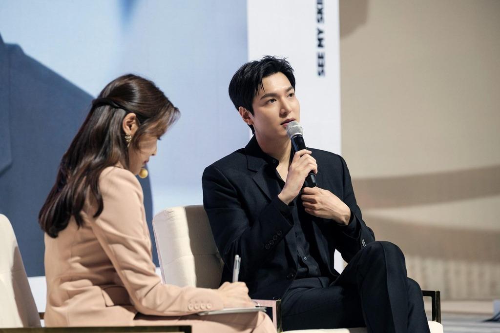 Ngoài Lee Min Ho và Gong Hyo Jin, Ask The Stars còn quy tụ dàn sao Hàn gồm Oh Jung Se, Han Ji Eun, Kim Joo Heon, Lee El… Theo nguồn tin từ đoàn làm phim, tất cả dàn diễn viên đều tự mình thực hiện các pha hành động trên dây đòi hỏi kỹ năng cao nhằm diễn tả chân thực trạng thái trong tàu vũ trụ.