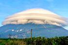 'Mây đĩa bay' lơ lửng trên đỉnh núi, cảnh ngoạn mục khiến du khách nhầm tưởng UFO