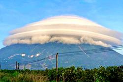 'Mây đĩa bay' lơ lửng trên đỉnh núi, cảnh ngoạn mục khiến du khách nhầm tưởng UFO