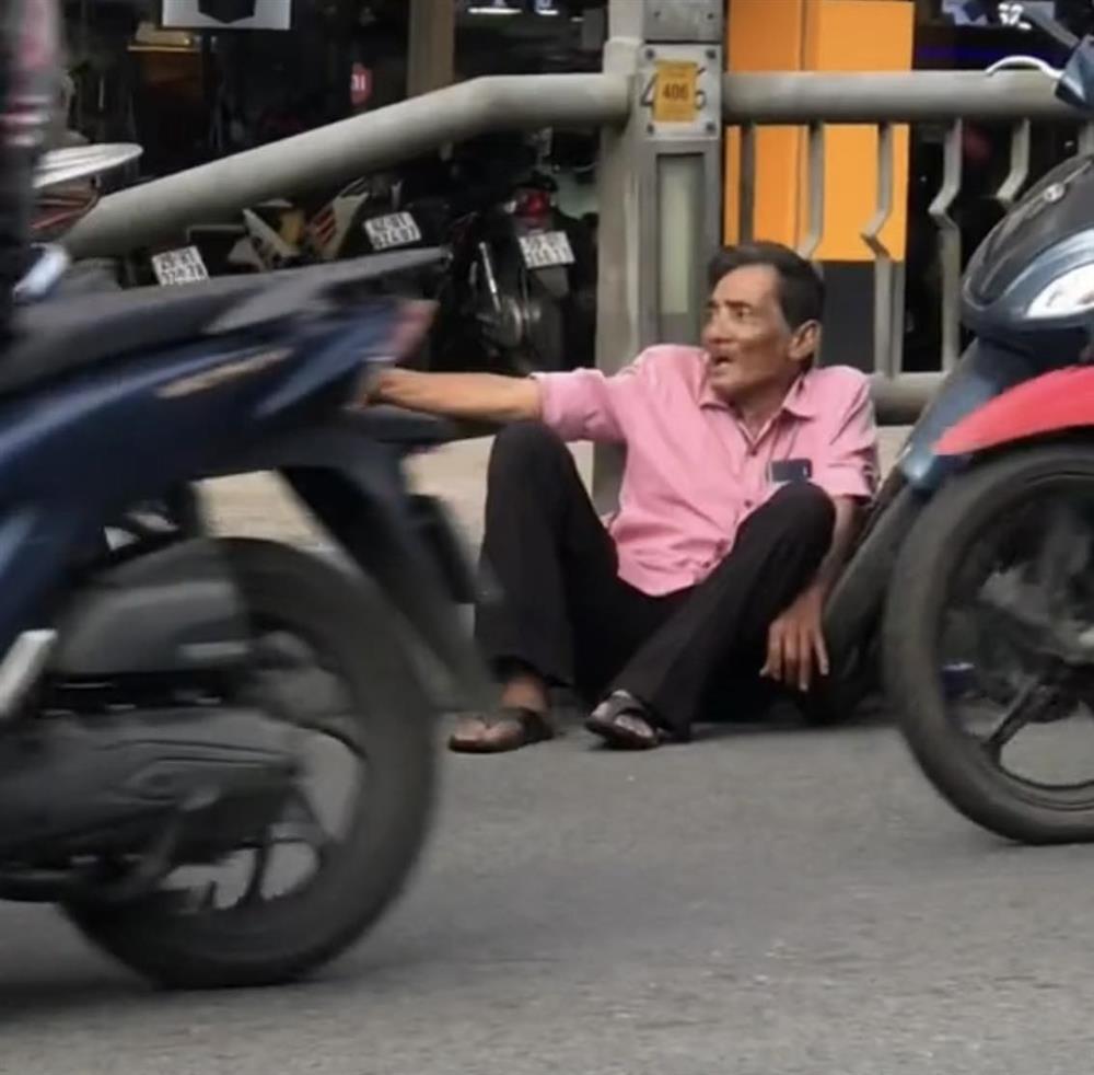 Thương Tín bị bắt gặp hốc hác, ngồi thất thần ở vệ đường-2