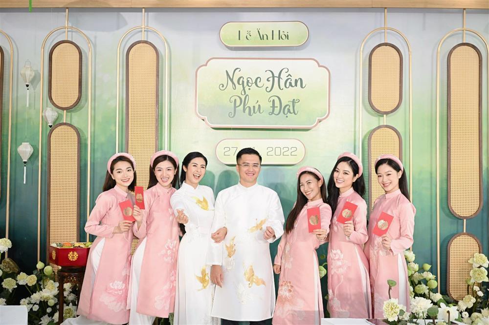 Ngọc Hân ăn hỏi, không gian độc lạ với 500 bông sen trắng-5