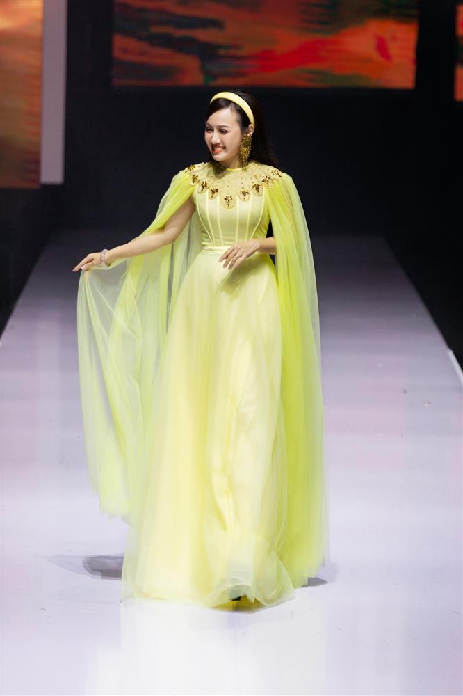 BTV Hoài Anh catwalk: dịu dàng với con, át cả diễn viên truyền hình-1