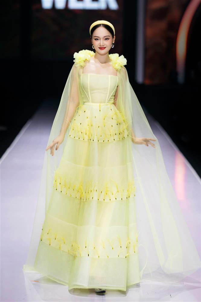 BTV Hoài Anh catwalk: dịu dàng với con, át cả diễn viên truyền hình-3