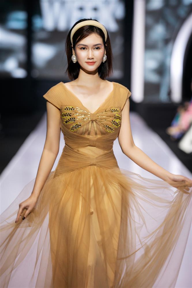 BTV Hoài Anh catwalk: dịu dàng với con, át cả diễn viên truyền hình-4