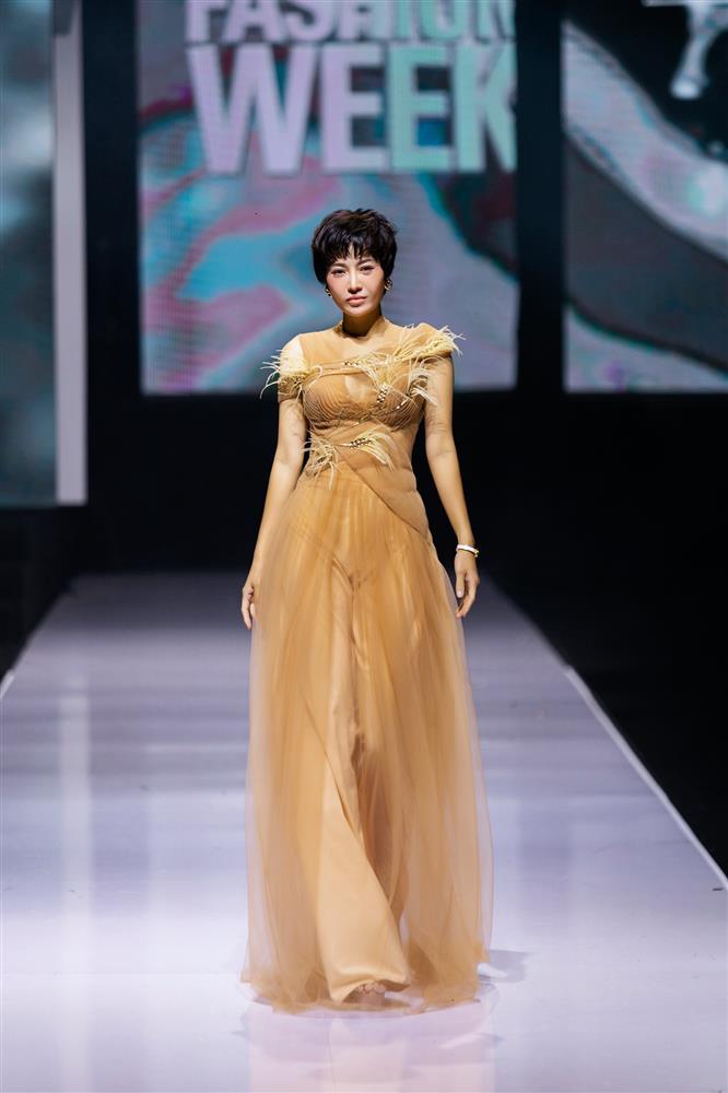 BTV Hoài Anh catwalk: dịu dàng với con, át cả diễn viên truyền hình-5