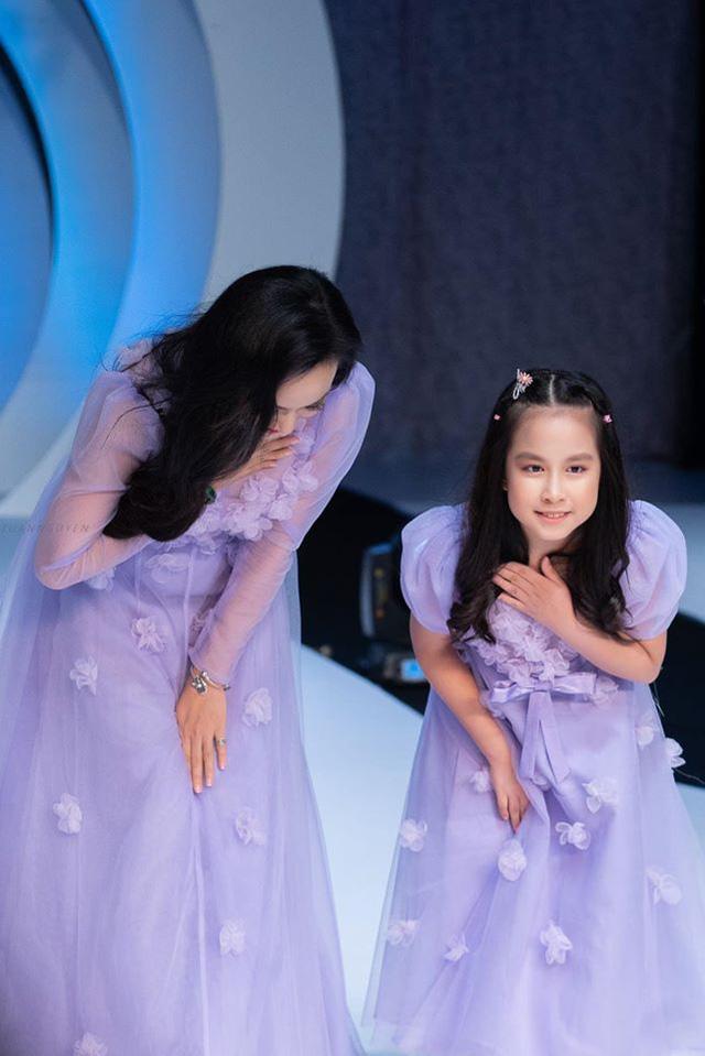 BTV Hoài Anh catwalk: dịu dàng với con, át cả diễn viên truyền hình-8