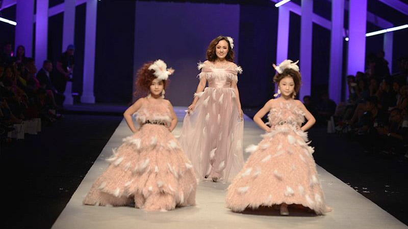 BTV Hoài Anh catwalk: dịu dàng với con, át cả diễn viên truyền hình-9