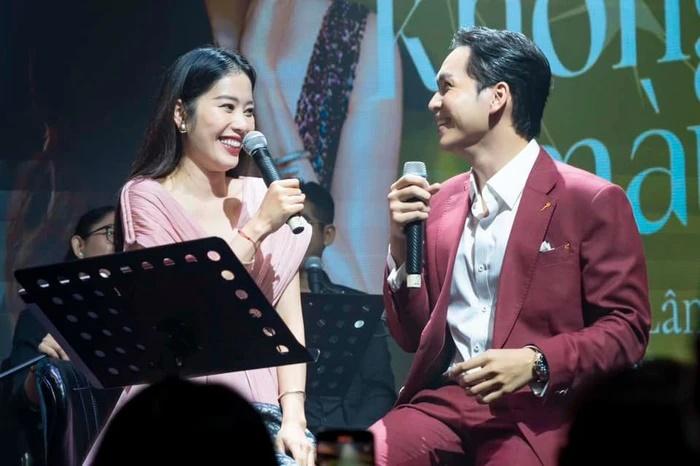 Bàn tay hư của Bạch Công Khanh dành cho Nam Em khi song ca-1