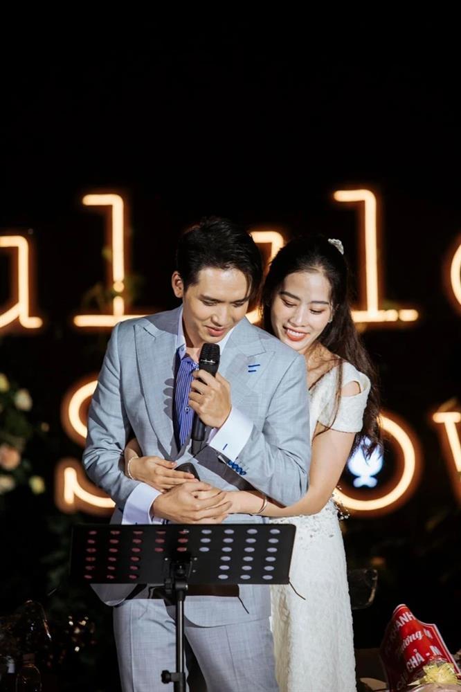 Bàn tay hư của Bạch Công Khanh dành cho Nam Em khi song ca-2