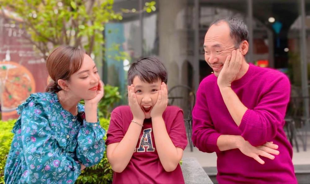 Tin showbiz Việt ngày 27/11: Hương Tràm đưa bố mẹ khám phá Mỹ-13