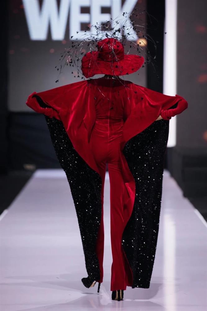 Trang phục Võ Hoàng Yến diễn vedette ở VIFW bị nghi đạo nhái-2