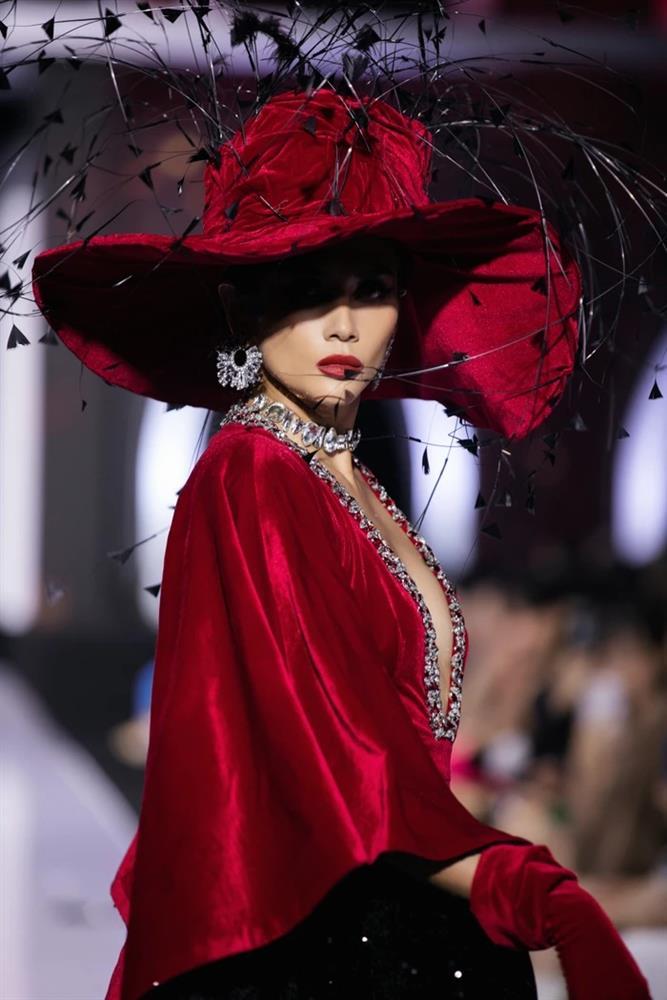 Trang phục Võ Hoàng Yến diễn vedette ở VIFW bị nghi đạo nhái-5