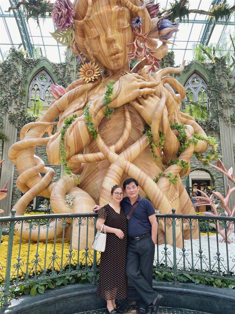 Tin showbiz Việt ngày 27/11: Hương Tràm đưa bố mẹ khám phá Mỹ-3