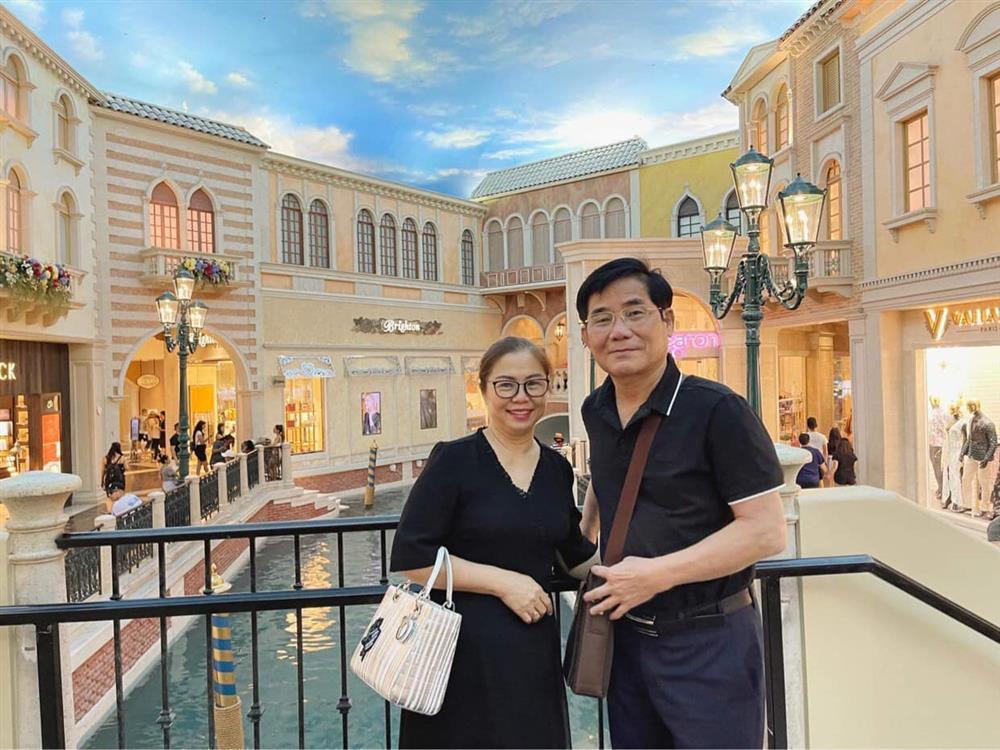 Tin showbiz Việt ngày 27/11: Hương Tràm đưa bố mẹ khám phá Mỹ-4