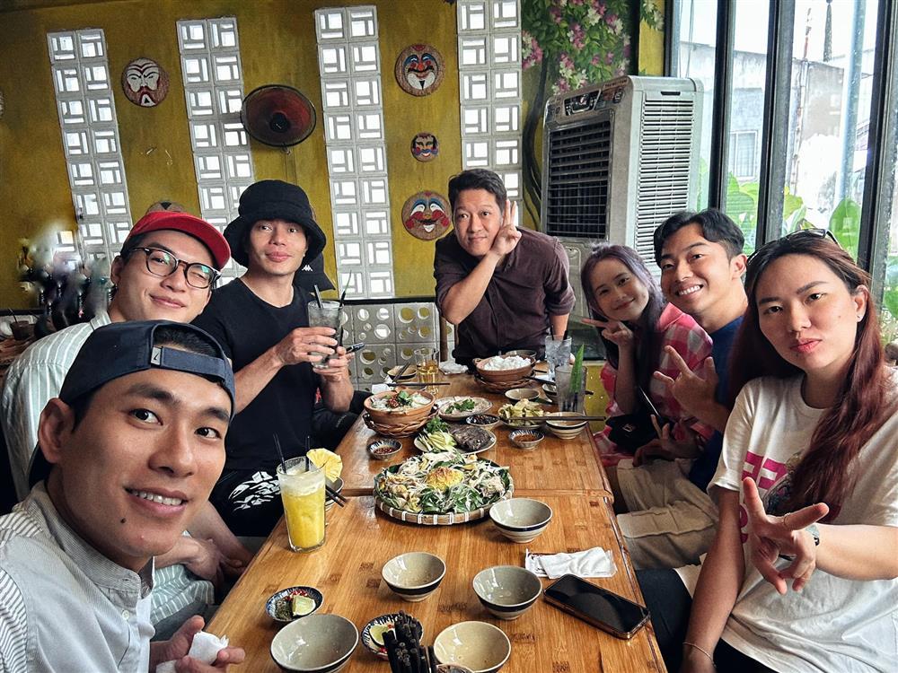 Tin showbiz Việt ngày 27/11: Hương Tràm đưa bố mẹ khám phá Mỹ-6