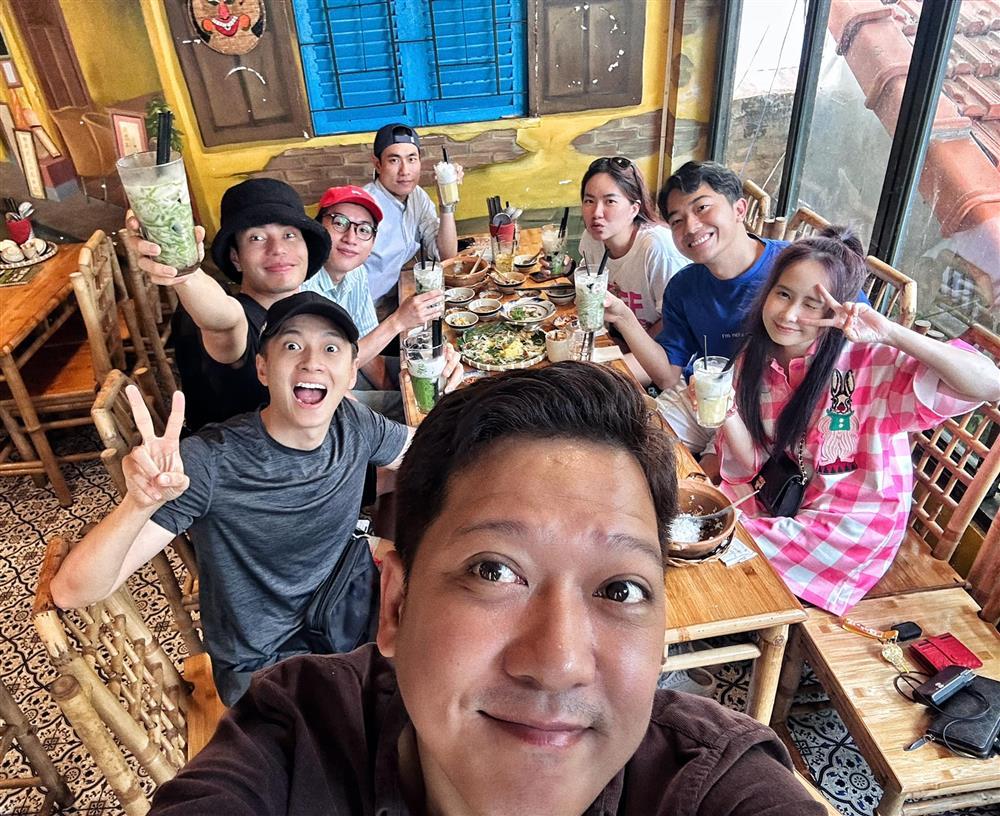 Tin showbiz Việt ngày 27/11: Hương Tràm đưa bố mẹ khám phá Mỹ-7