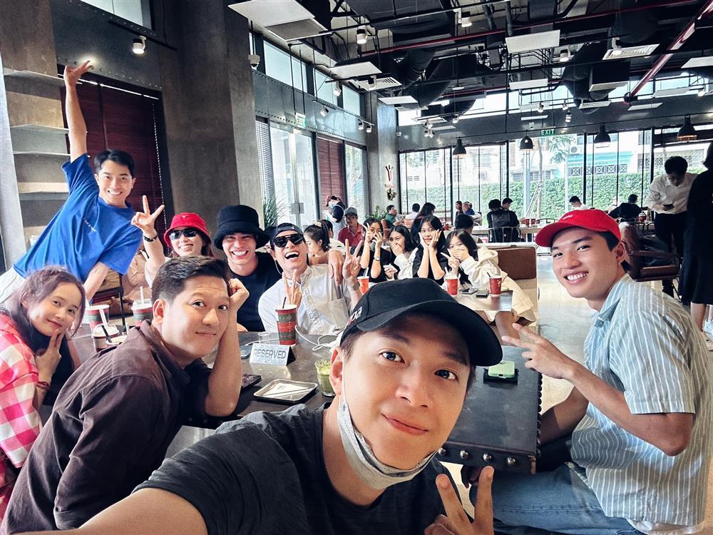 Tin showbiz Việt ngày 27/11: Hương Tràm đưa bố mẹ khám phá Mỹ-8