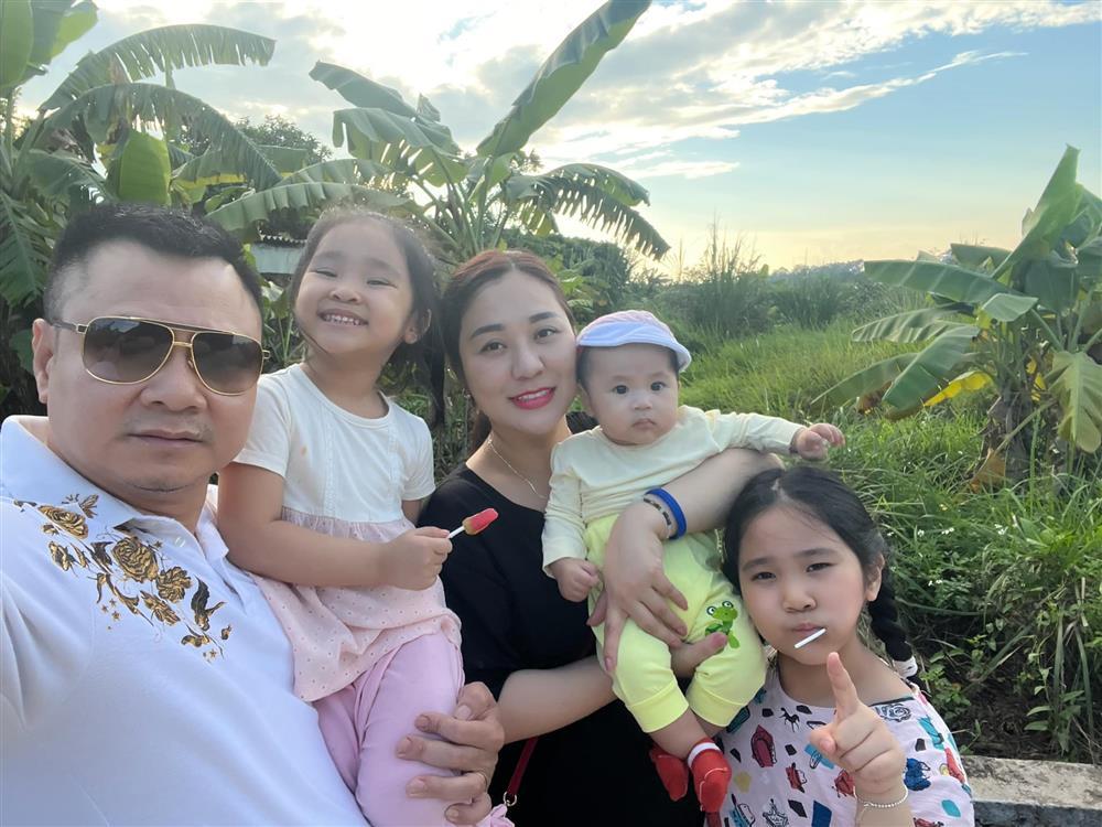 Tin showbiz Việt ngày 27/11: Hương Tràm đưa bố mẹ khám phá Mỹ-11