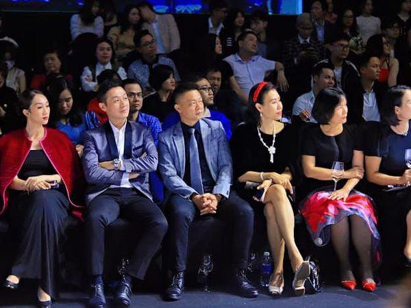 MC Anh Tuấn bị chụp lén khi xem thời trang, ngoại hình U50 gây sốt-1