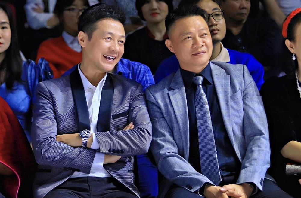 MC Anh Tuấn bị chụp lén khi xem thời trang, ngoại hình U50 gây sốt-2