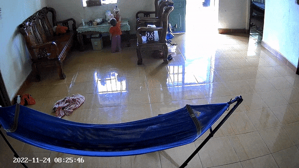 Clip: Hãi hùng bé trai bị phích nước nóng dội vào người-1