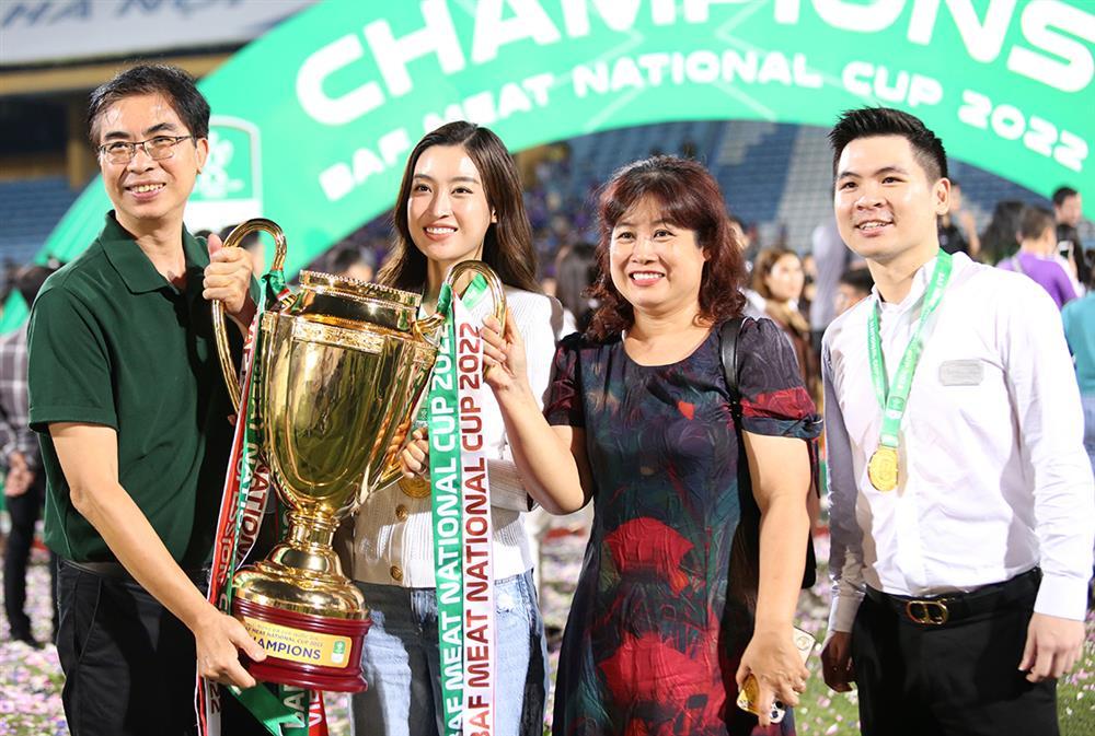 Đỗ Mỹ Linh, Doãn Hải My và dàn WAGs đọ đồ hiệu ở CK Cúp Quốc Gia-1