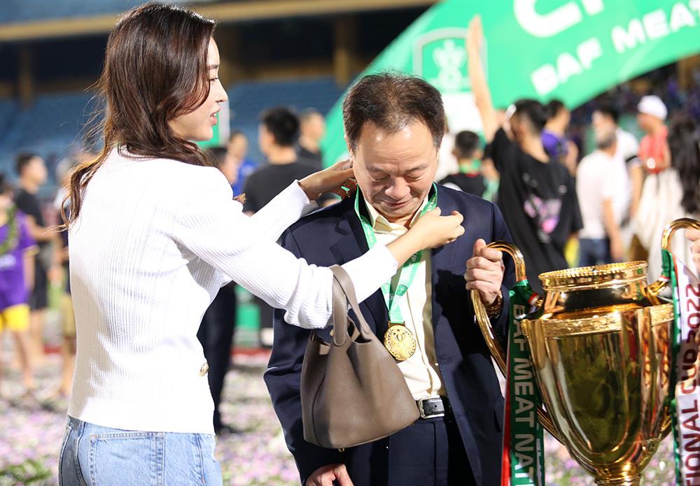 Đỗ Mỹ Linh, Doãn Hải My và dàn WAGs đọ đồ hiệu ở CK Cúp Quốc Gia-3