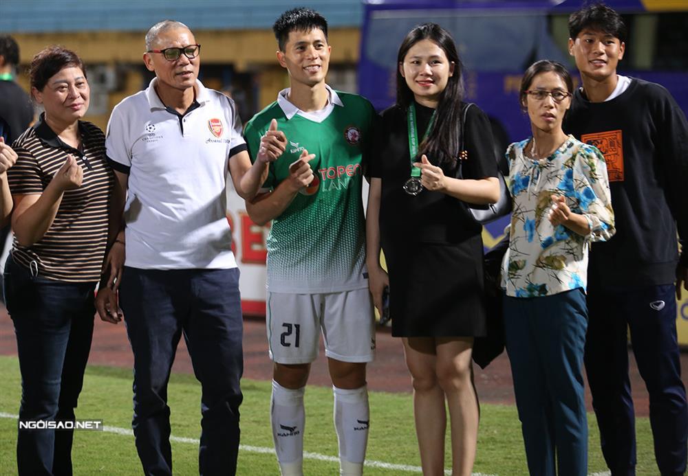 Đỗ Mỹ Linh, Doãn Hải My và dàn WAGs đọ đồ hiệu ở CK Cúp Quốc Gia-8