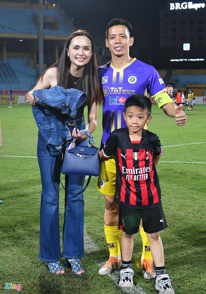 Đỗ Mỹ Linh, Doãn Hải My và dàn WAGs đọ đồ hiệu ở CK Cúp Quốc Gia-5