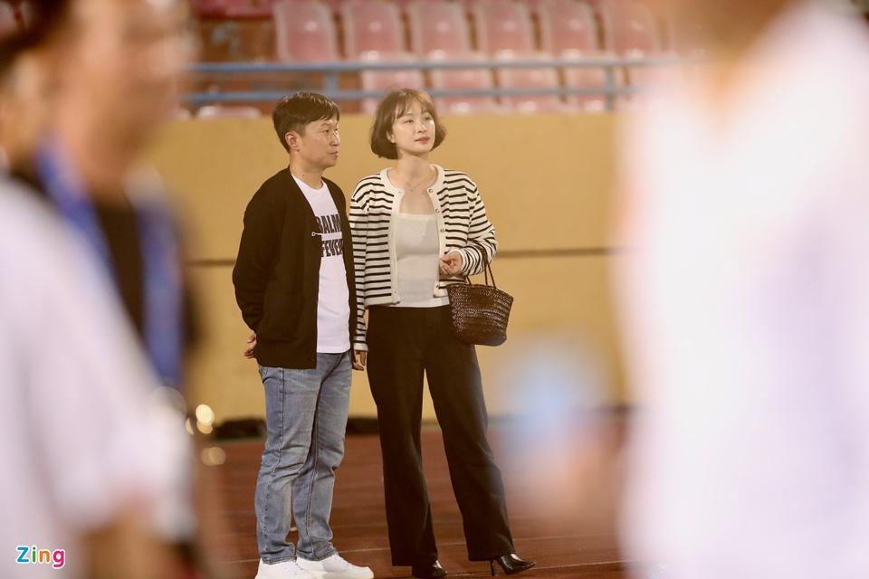 Đỗ Mỹ Linh, Doãn Hải My và dàn WAGs đọ đồ hiệu ở CK Cúp Quốc Gia-11