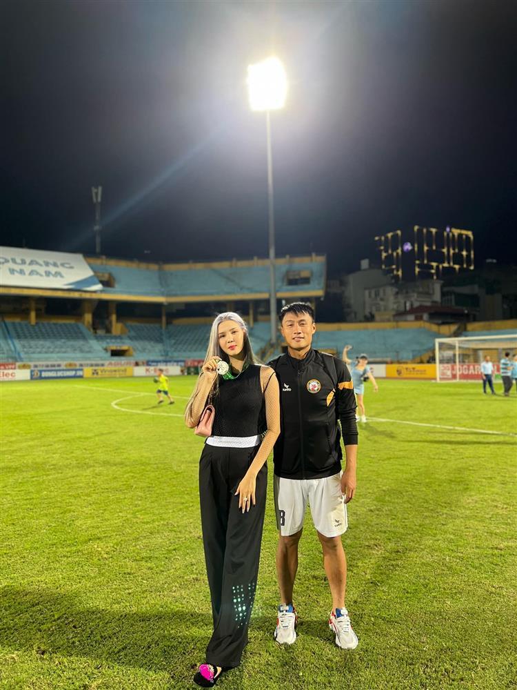 Đỗ Mỹ Linh, Doãn Hải My và dàn WAGs đọ đồ hiệu ở CK Cúp Quốc Gia-7