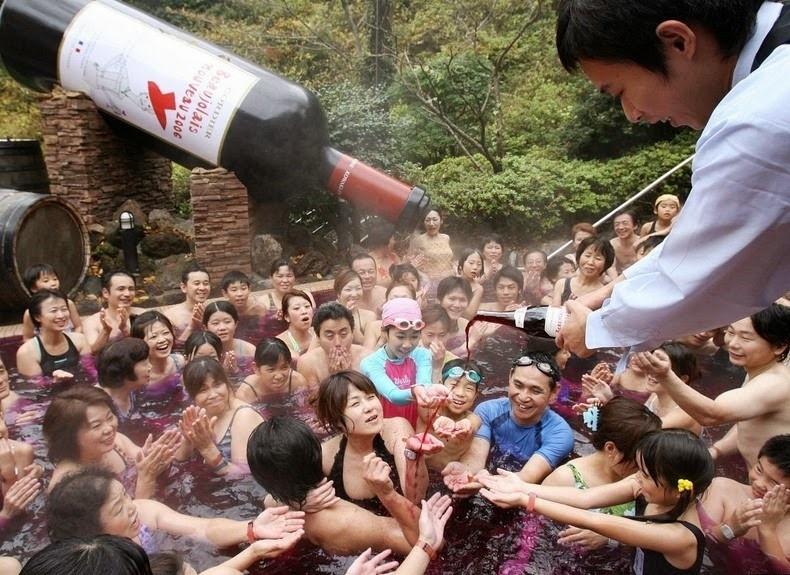 Thú vui tắm rượu vang đắt đỏ hút khách ở Nhật-1