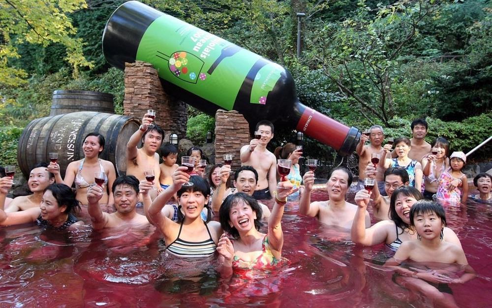 Thú vui tắm rượu vang đắt đỏ hút khách ở Nhật-2