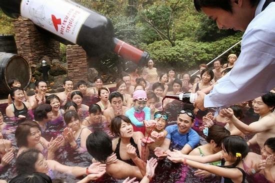 Thú vui tắm rượu vang đắt đỏ hút khách ở Nhật