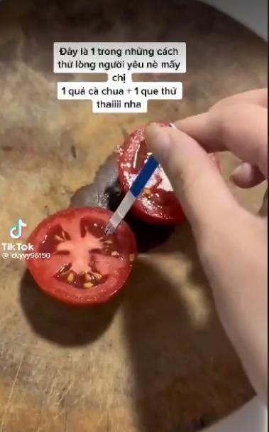 Trò đùa cắm que thử thai vào cà chua, hiện 2 vạch để thử lòng bạn trai-1
