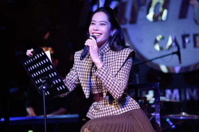 Giọng hát Nam Em ra sao khi diện nịt bụng đi hát?-1