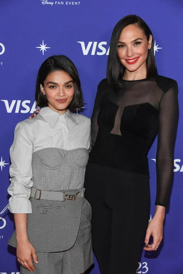 Những phản diện sở hữu nhan sắc cực phẩm của Disney-7