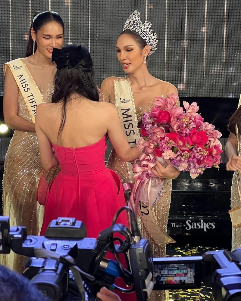 Tân Hoa hậu Chuyển giới Thái Lan hôn bạn gái sau đăng quang-5