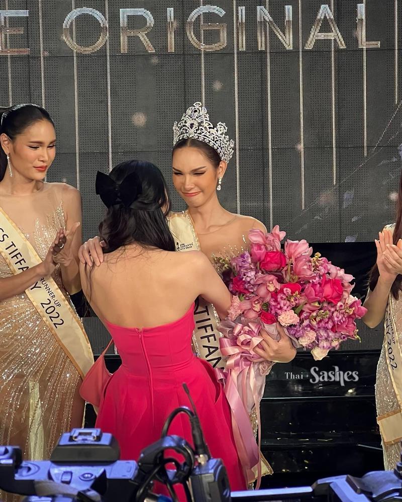 Tân Hoa hậu Chuyển giới Thái Lan hôn bạn gái sau đăng quang-6