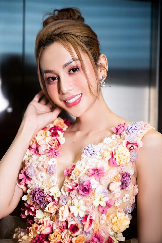 Tân Hoa hậu Chuyển giới Thái Lan hôn bạn gái sau đăng quang-11