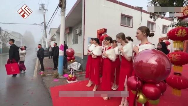 Nhà gái mời 8 người mẫu làm phù dâu, dân mạng lo cho nghị lực của chú rể-2