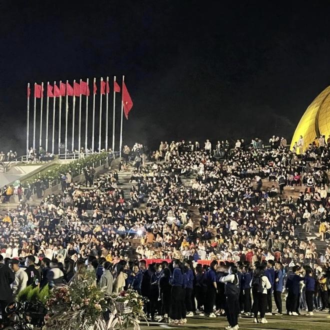 Quảng trường Đà Lạt chìm trong biển người vào cuối tuần-1